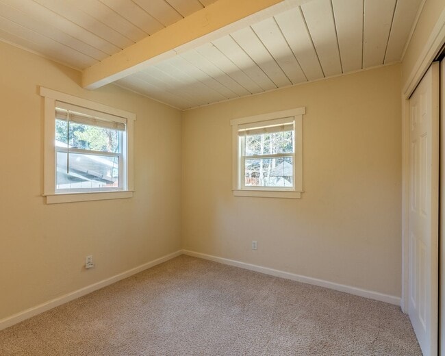 Building Photo - Charming pet friendly craftsman style home...