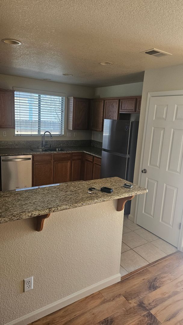 Building Photo - 4 Bedroom 2 bath Large home available Now!