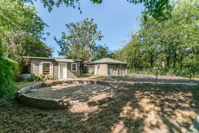 Building Photo - 2-BEDROOM HOME IN MONTICELLO PARK