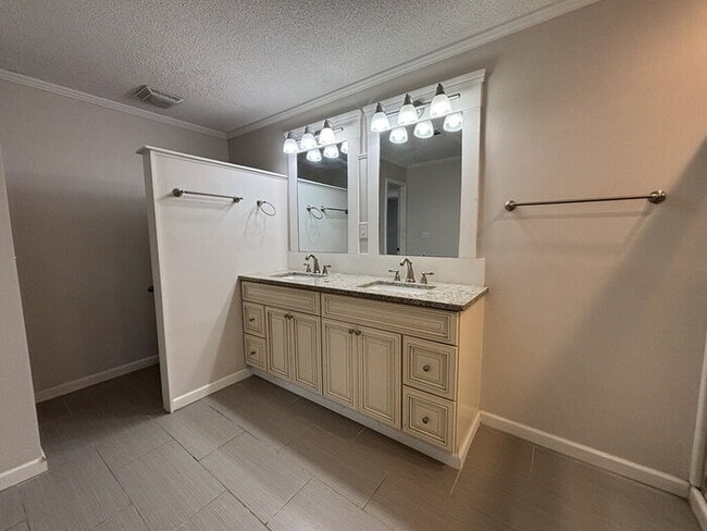 Building Photo - 117 Alma Dr