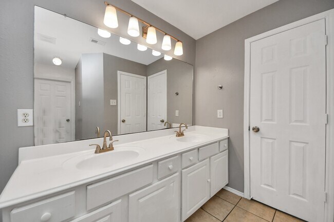 Building Photo - 14707 Country Rose Ln