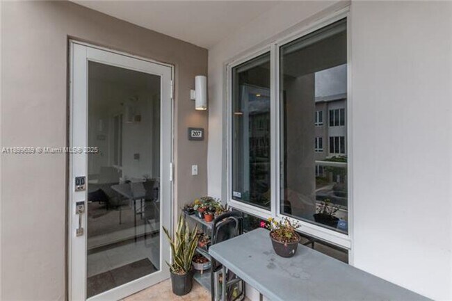 Building Photo - 10245 NW 63rd Terrace