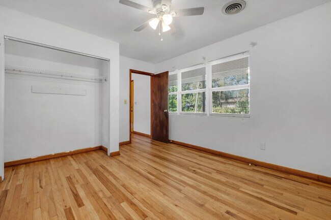 Building Photo - 123 Columbia Dr