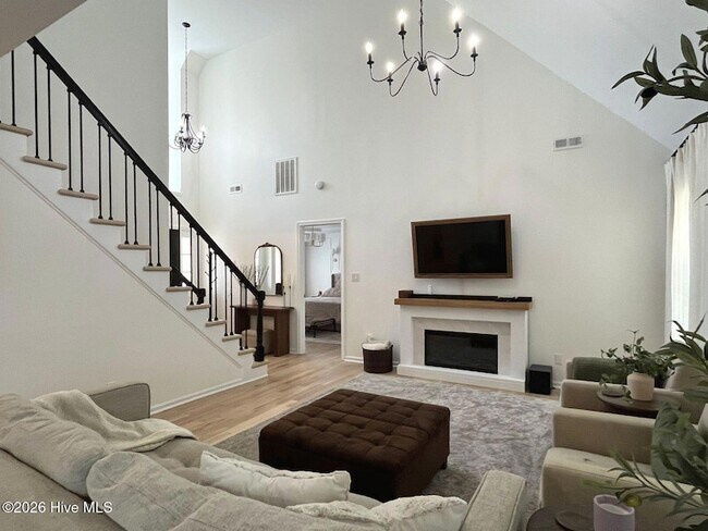 Building Photo - 561 Thorncliff Dr