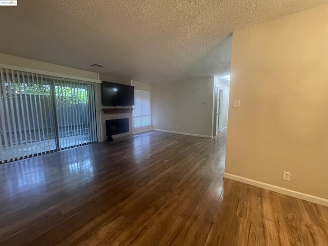Building Photo - 2400 Sunny Ln