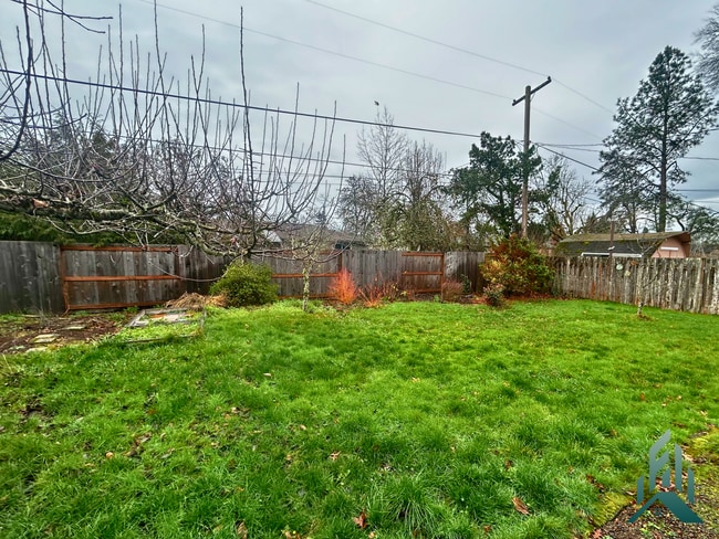 Building Photo - Amazing 3-bedroom, 1.5-bathroom Single-family Home