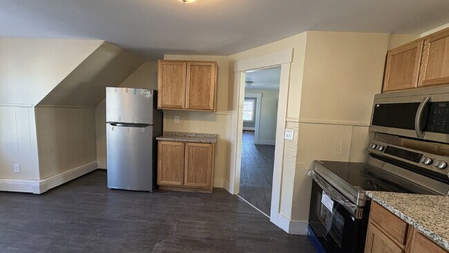 Building Photo - 3 Bed, 1 Bath, plus TWO Bonus Rooms in Rochester!