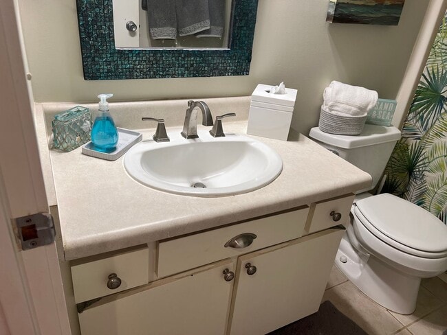 Building Photo - Walk to the beach from this 2BR FURNISHED ...