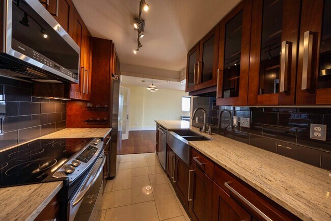 Building Photo - 3Bd/1.75Ba Seattle Condo