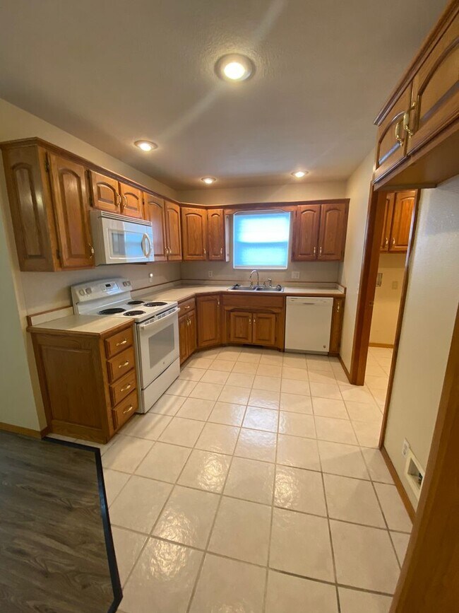 Building Photo - 1231-1231 Bluegrass Rd