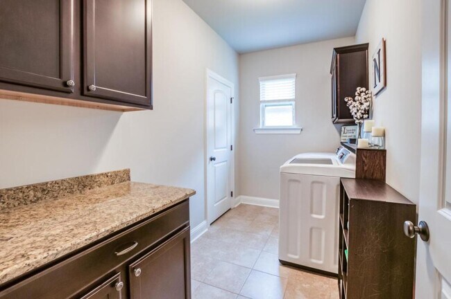 Building Photo - 650 Alder Ln