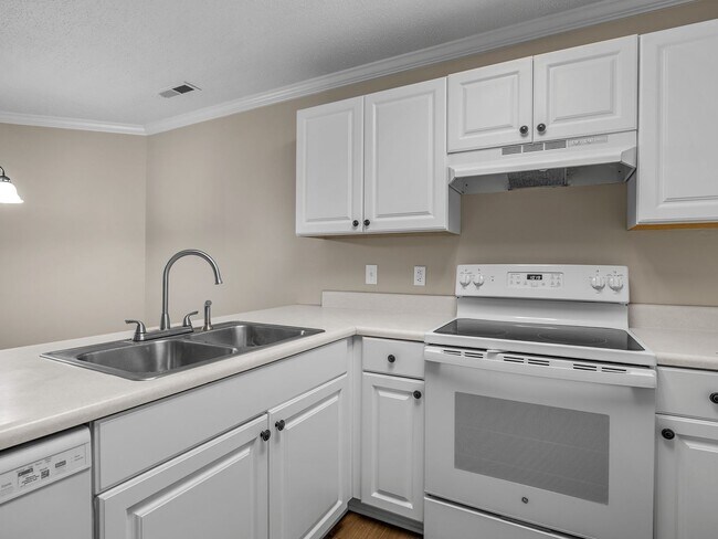 Building Photo - Freshly Renovated 2 BR, 2.5 BA Townhome Ce...