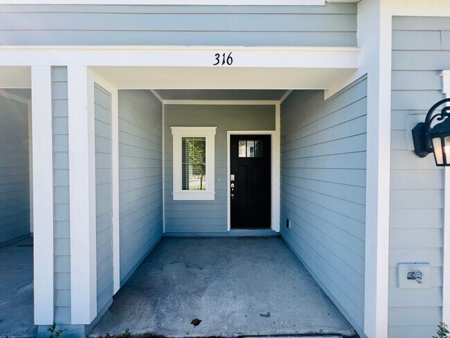 Building Photo - Beautiful 3 bedroom 2.5 bath Townhome!