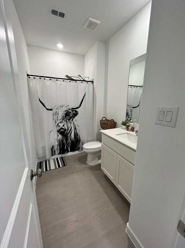 Building Photo - Beautiful Newer 3-2-2 with WOW Yard! May 2026 Move-in!