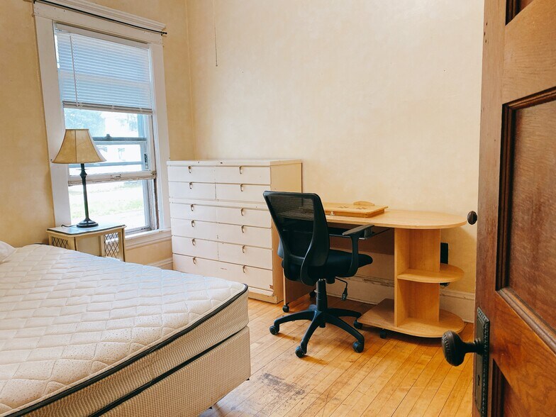 Bedroom - 715 Maryland Ave