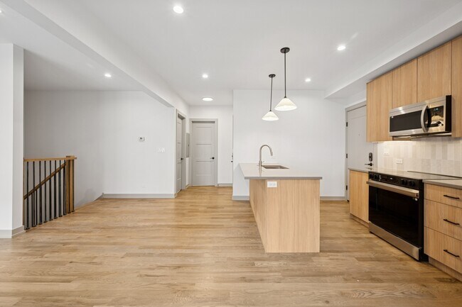 Building Photo - 1333 W Estes Ave