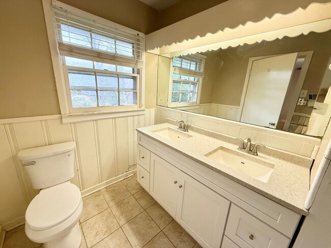 Building Photo - 3-bed/2-bath with two living spaces!