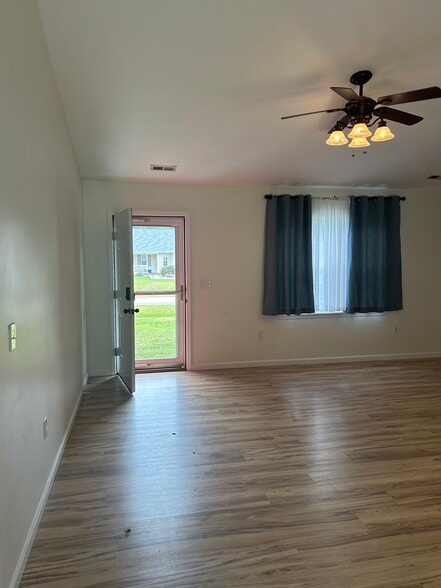 Building Photo - 147 Lawndale Ln
