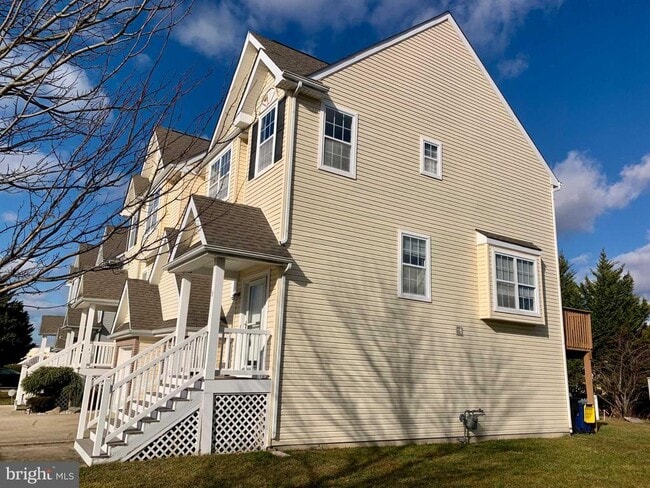 Building Photo - 351 Paradee Dr