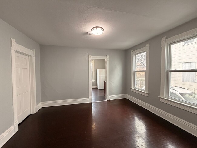 Building Photo - Modern Spacious 2+ Bedroom Lower Unit