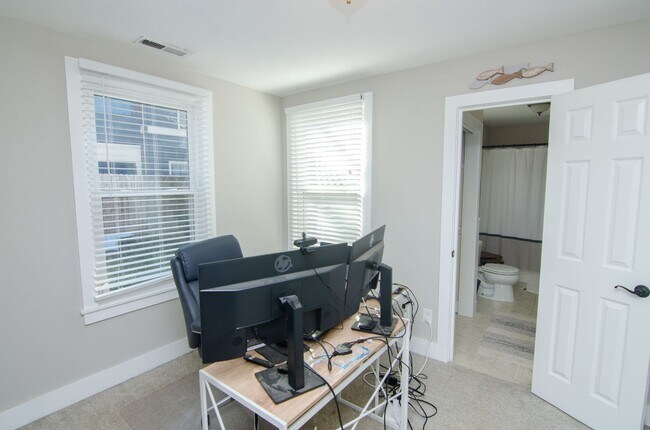 Building Photo - Beautiful home in Hillsboro Village