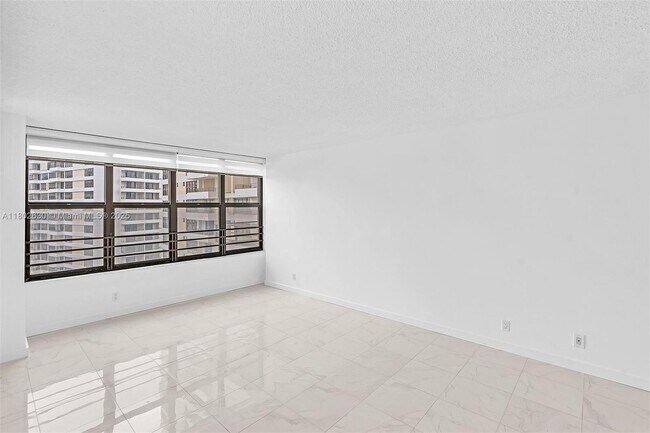 Building Photo - 2500 Parkview Dr