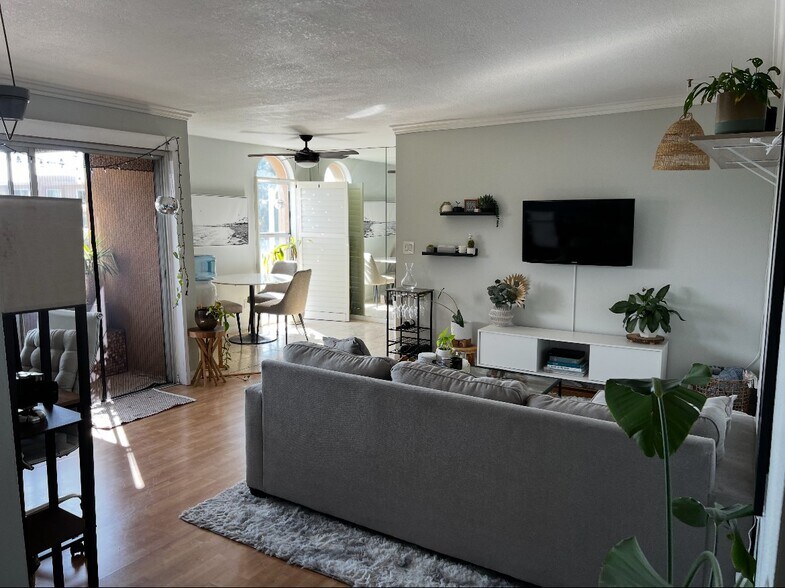 Living Room - 5051 La Jolla Blvd