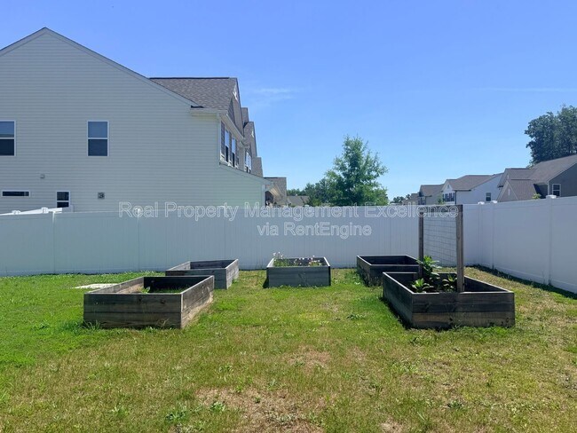 Building Photo - 16 Clear Creek Cir