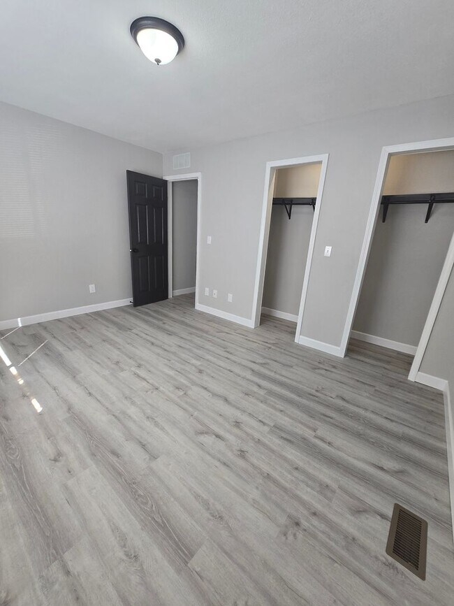 Building Photo - 2 Bedroom 1.5 Bath Townhouse Apt in Osage Beach!