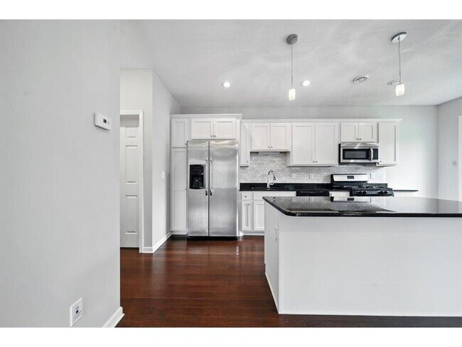 Building Photo - 600 W 32nd St