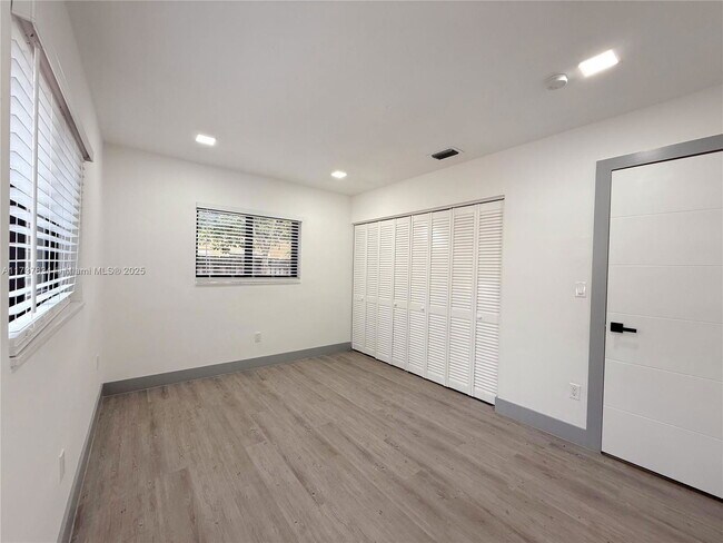 Building Photo - 9015 SW 96th Ave