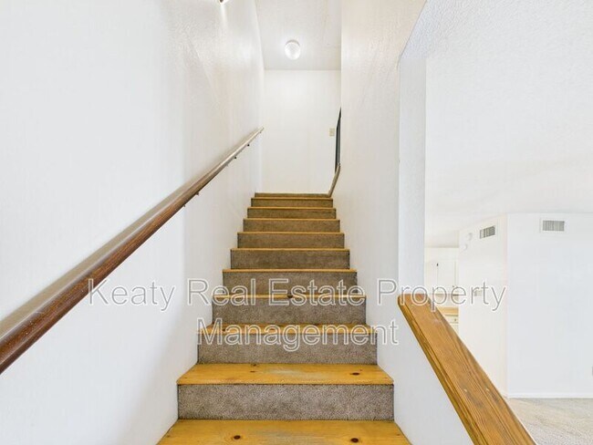 Building Photo - 201 Fox Run Ave