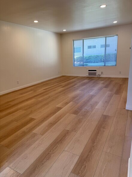 Main living room - 4475 Dale Ave