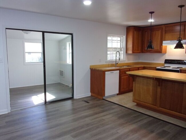 Building Photo - Fully Renovated 3 Bedroom 2 Bath Brick Ran...