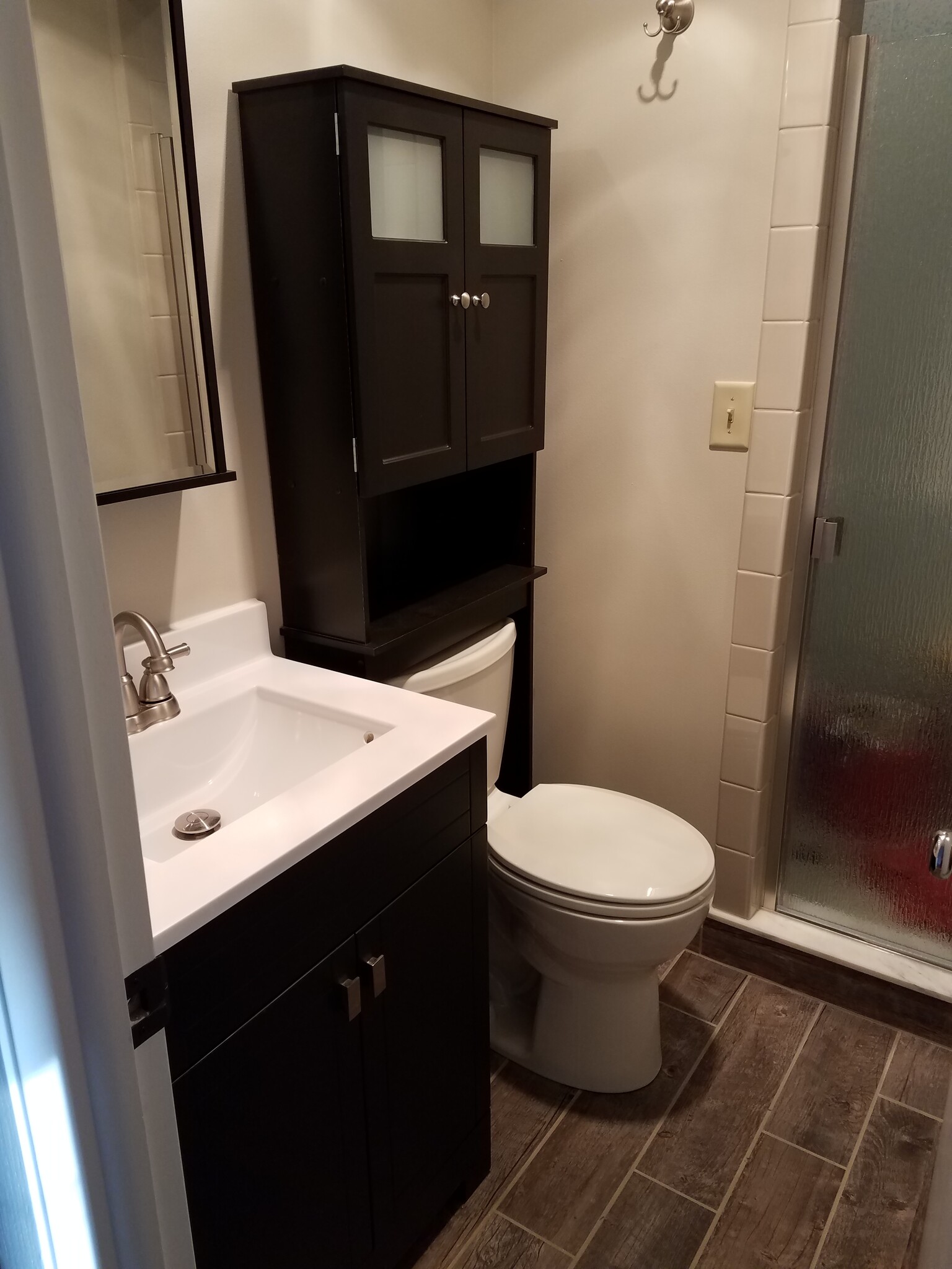 2nd bath with shower - 409 Hill N Dale Cir