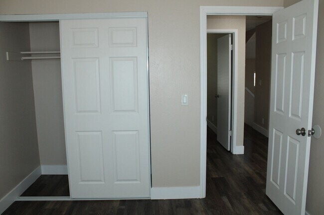 Building Photo - Updated 4 bedroom, 1 1/2 bathroom Townhome...