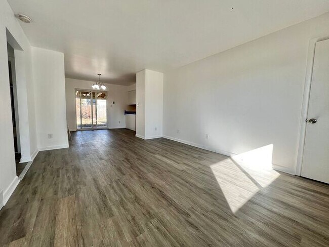 Building Photo - Newly Renovated 2 Bed 1 Bath Duplex in Nor...