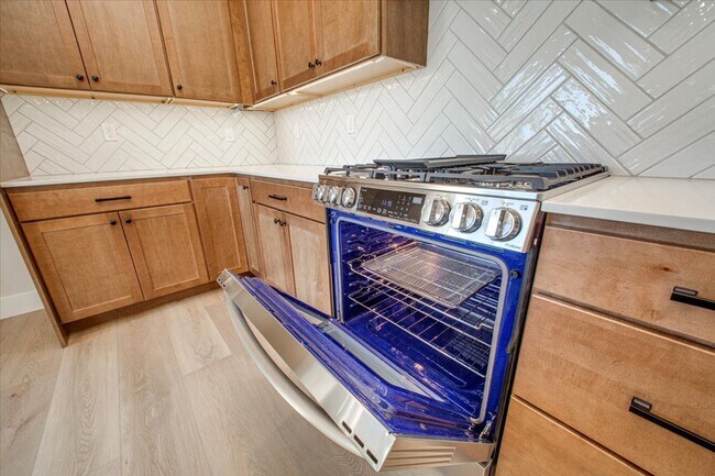 Building Photo - Luxury Townhome in the Heart of Eagle — 3 Beds + 3 Baths + Premium Amenities