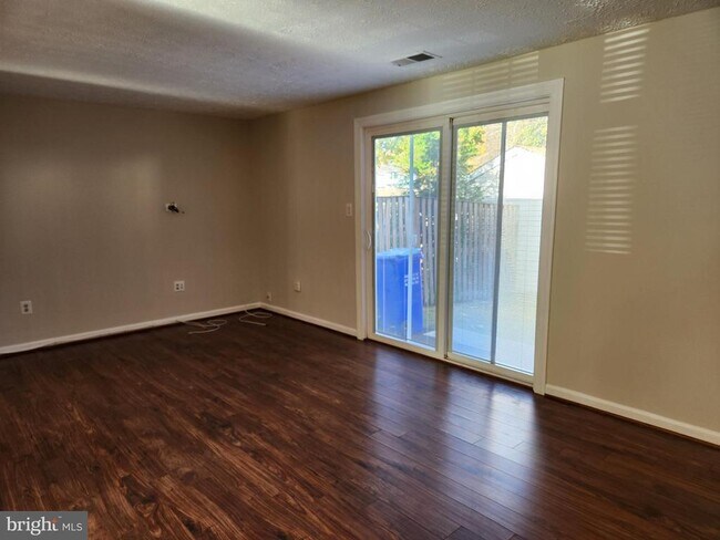 Building Photo - 16326 Pennsbury Way