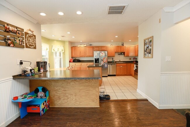 Building Photo - Modern Comfort in a Peaceful Setting – 4BR...