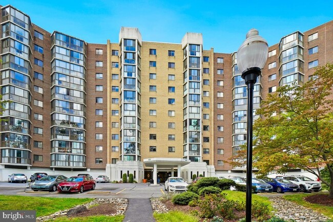 Building Photo - 15101 Interlachen Dr