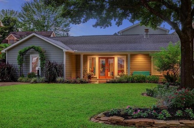 Spacious 1.5 story home in Bellaire steps away from the beautiful Fled Park - 4531 Palmetto St