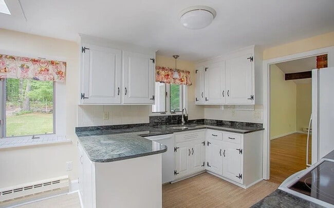 Building Photo - 15 Newbury Rd