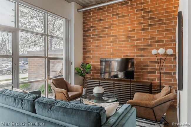 Building Photo - 333 E Parent Ave