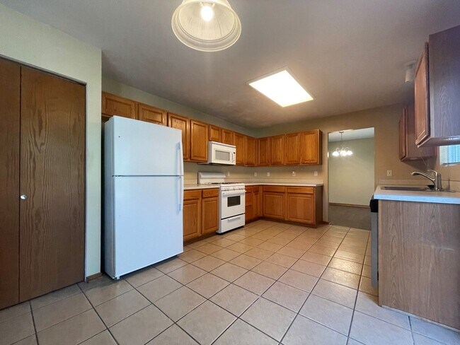 Building Photo - Large Home for rent in Bellevue