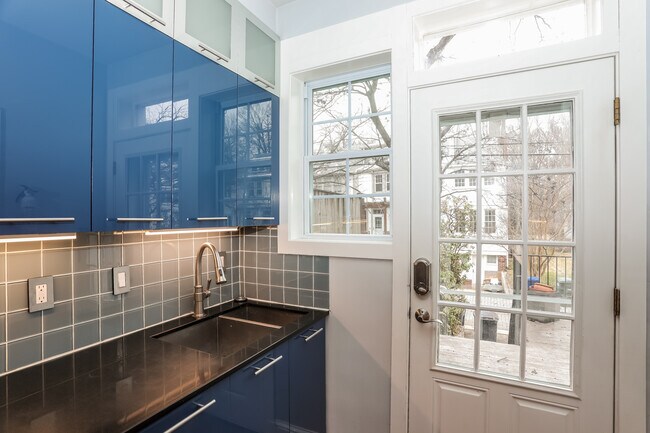 Building Photo - 2927 Cathedral Ave NW