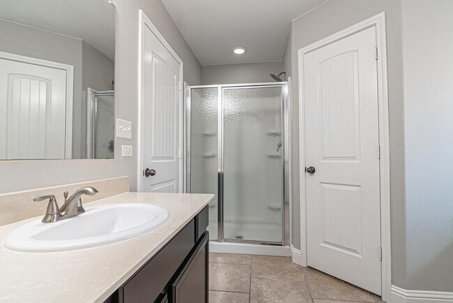 Building Photo - 705 E 96th St