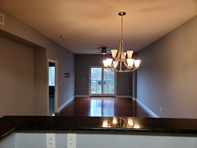 Building Photo - Gorgeous 1 bedroom, 1 bathroom condo in Mo...