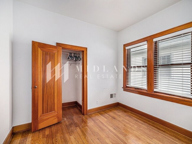 Building Photo - Vintage Charm in Little Italy