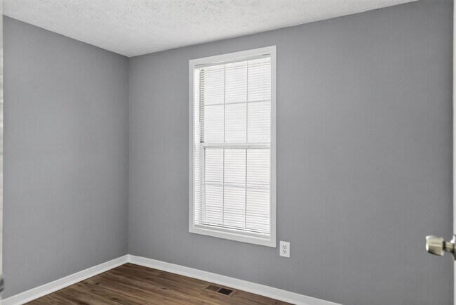 Building Photo - Available Now!  3 Bedroom Townhouse King George